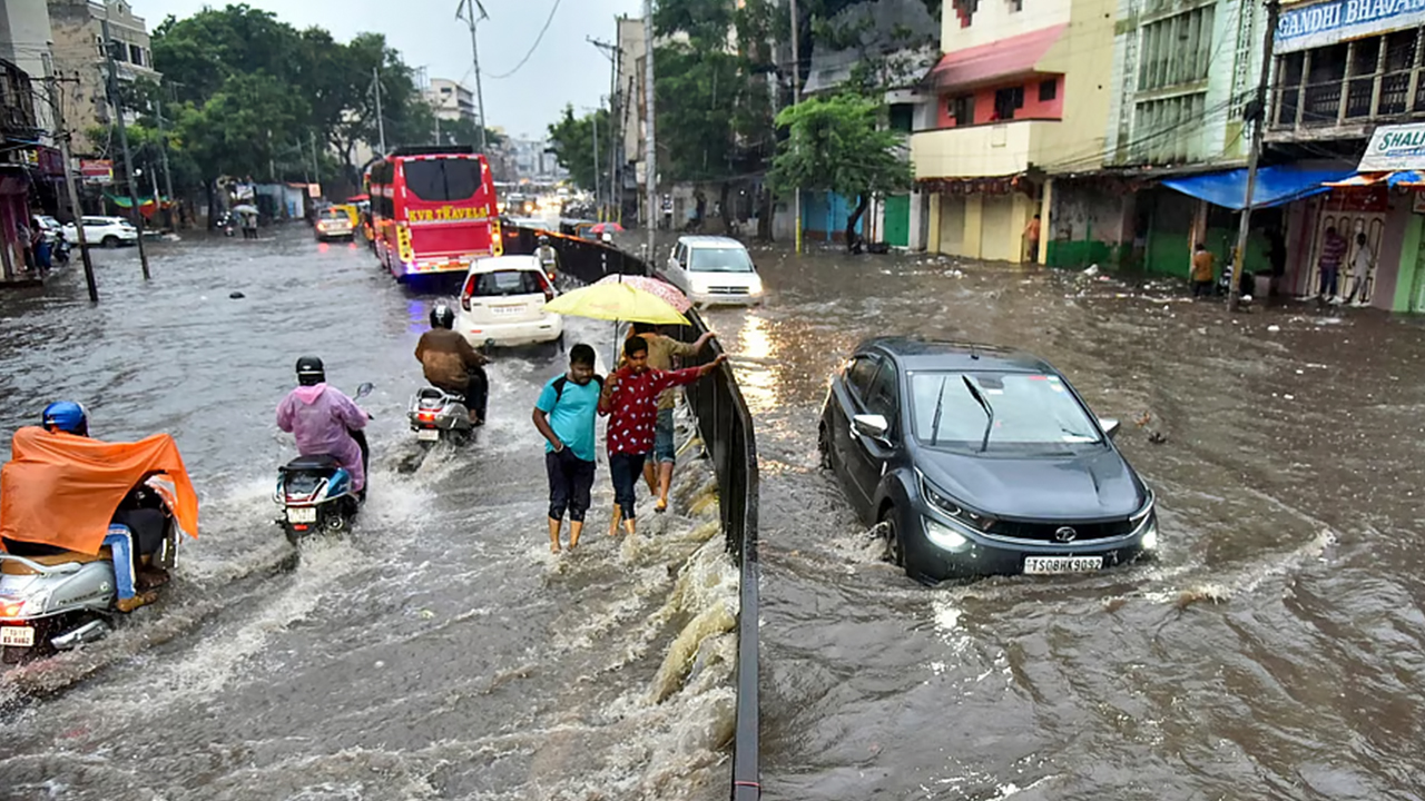 Heavy Rains | తెలంగాణపై అల్పపీడన ప్రభావం.. నాలుగు రోజులు భారీ వర్షాలు..! Heavy Rains | తెలంగాణపై అల్పపీడన ప్రభావం.. నాలుగు రోజులు భారీ వర్షాలు..!