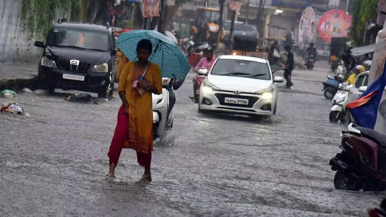 Rains | బంగాళాఖాతంలో వాయుగుండం..! తెలంగాణలో మూడు రోజులు వానలే వానలు..!! Rains | బంగాళాఖాతంలో వాయుగుండం..! తెలంగాణలో మూడు రోజులు వానలే వానలు..!!