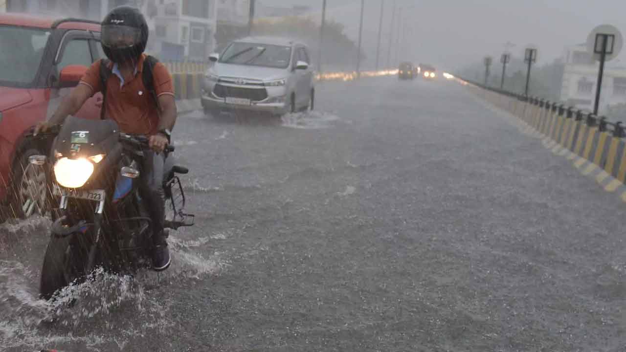 Heavy Rains | ఈ జిల్లాలకు భారీ వర్ష సూచన.. ఎల్లో అలర్ట్ జారీ Heavy Rains | ఈ జిల్లాలకు భారీ వర్ష సూచన.. ఎల్లో అలర్ట్ జారీ