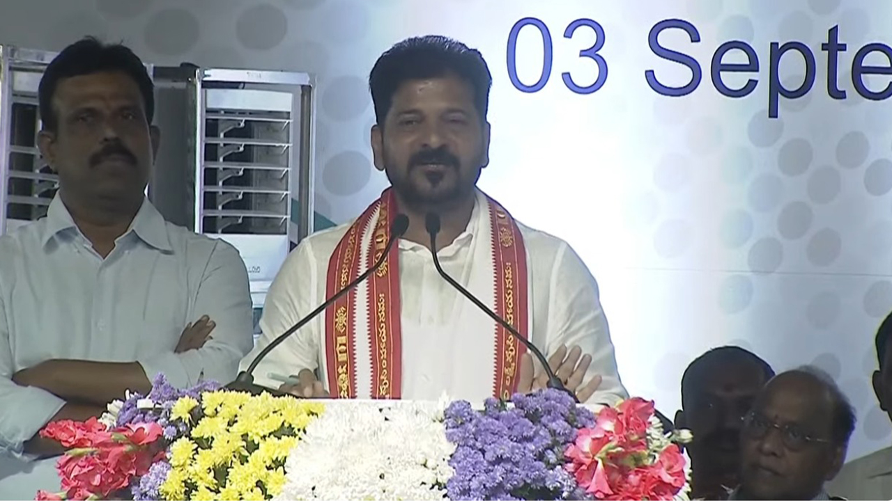 అంత చెత్తగాళ్ల వెనుక నేనెందుకు ఉంటా : కవిత ఆరోపణలకు సీఎం రేవంత్ రెడ్డి కౌంటర్ అంత చెత్తగాళ్ల వెనుక నేనెందుకు ఉంటా : కవిత ఆరోపణలకు సీఎం రేవంత్ రెడ్డి కౌంటర్