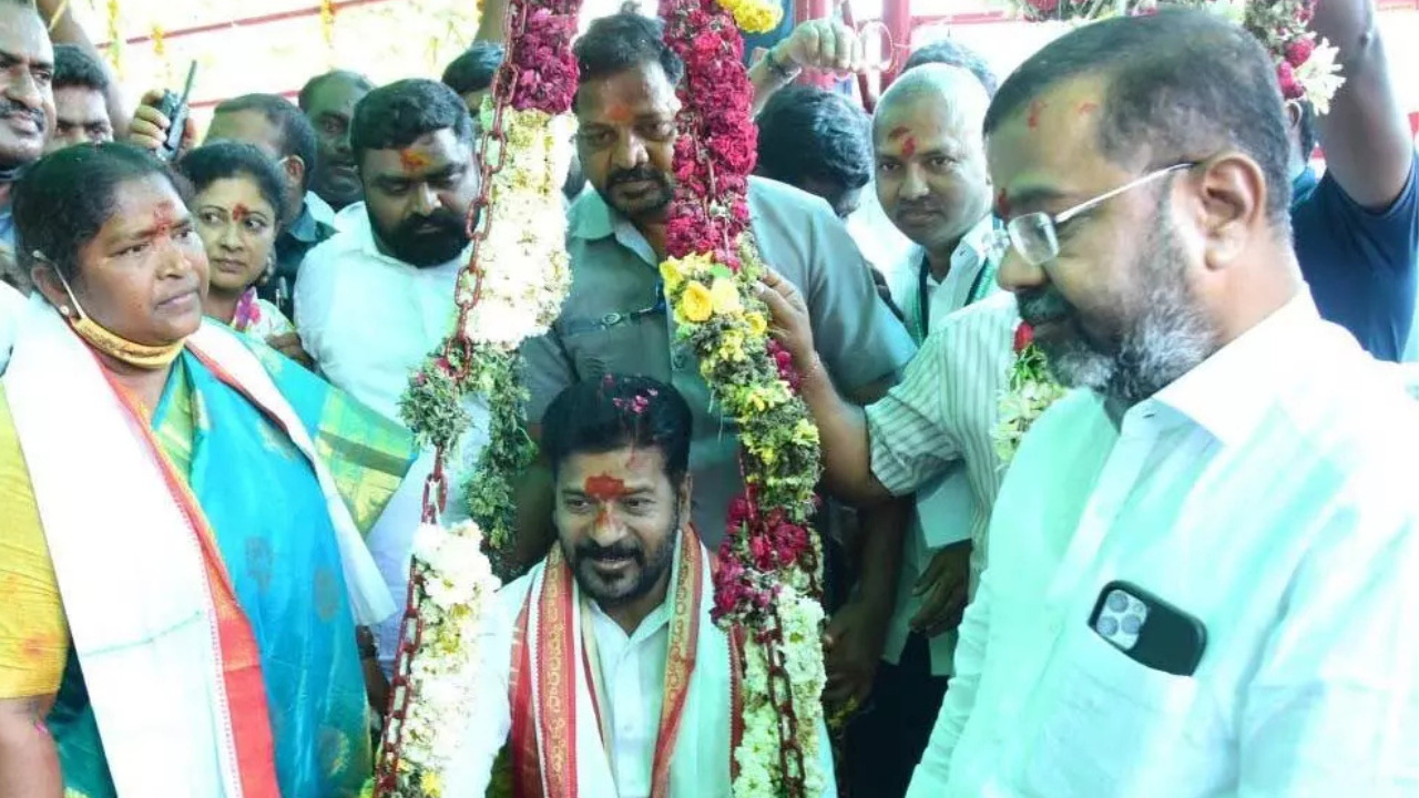 CM Revanth Reddy At Medaram | మేడారంలో సీఎం రేవంత్ కు ఘన స్వాగతం..