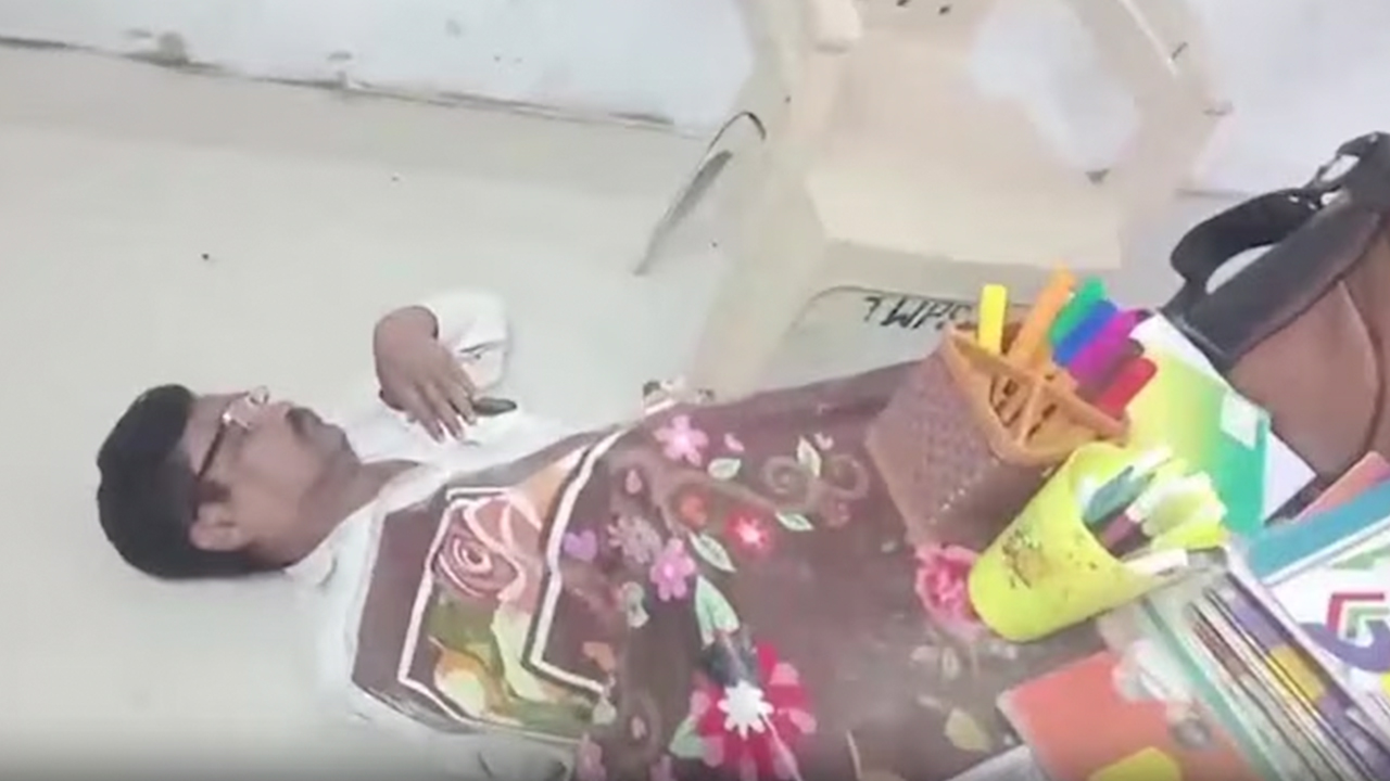 Telangana : ఇదేమీ పని సారు..తాగొచ్చి తరగతి గదిలోనే నిద్రలోకి.! Telangana : ఇదేమీ పని సారు..తాగొచ్చి తరగతి గదిలోనే నిద్రలోకి.!