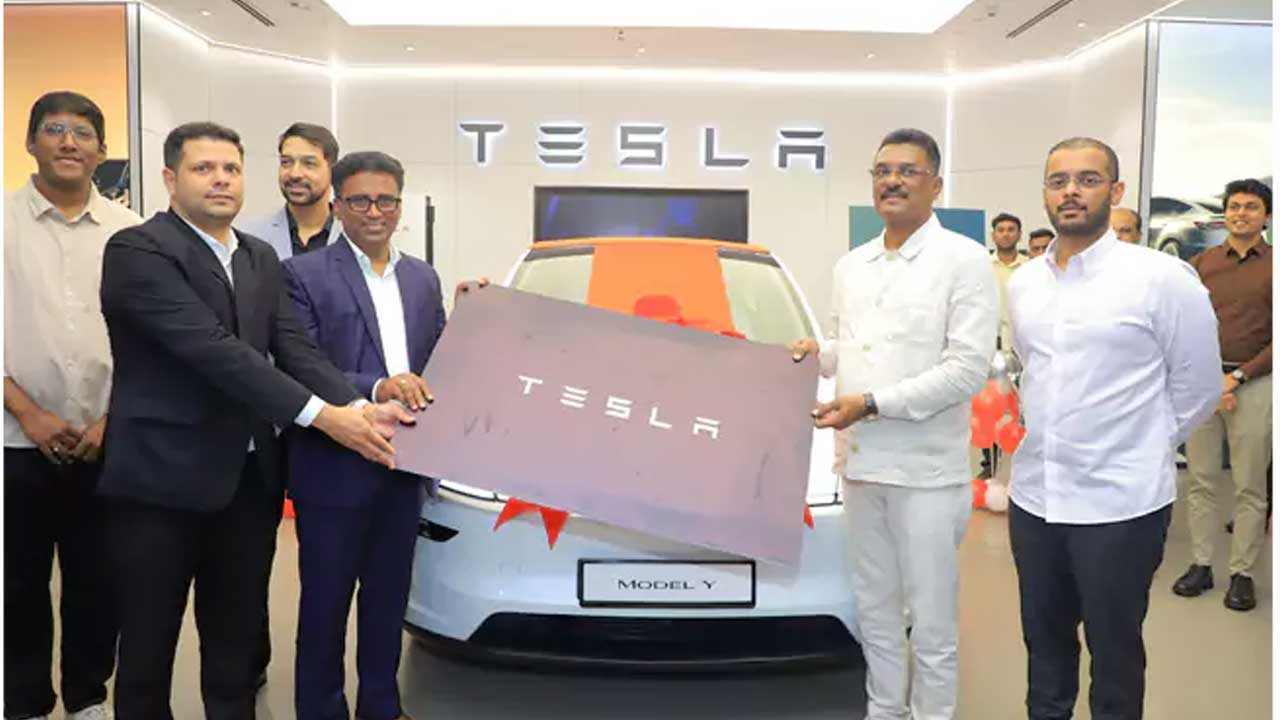 Tesla India| టెస్లా తొలి కారు అందుకున్న మంత్రి ప్రతాప్ సర్ నాయక్ Tesla India| టెస్లా తొలి కారు అందుకున్న మంత్రి ప్రతాప్ సర్ నాయక్