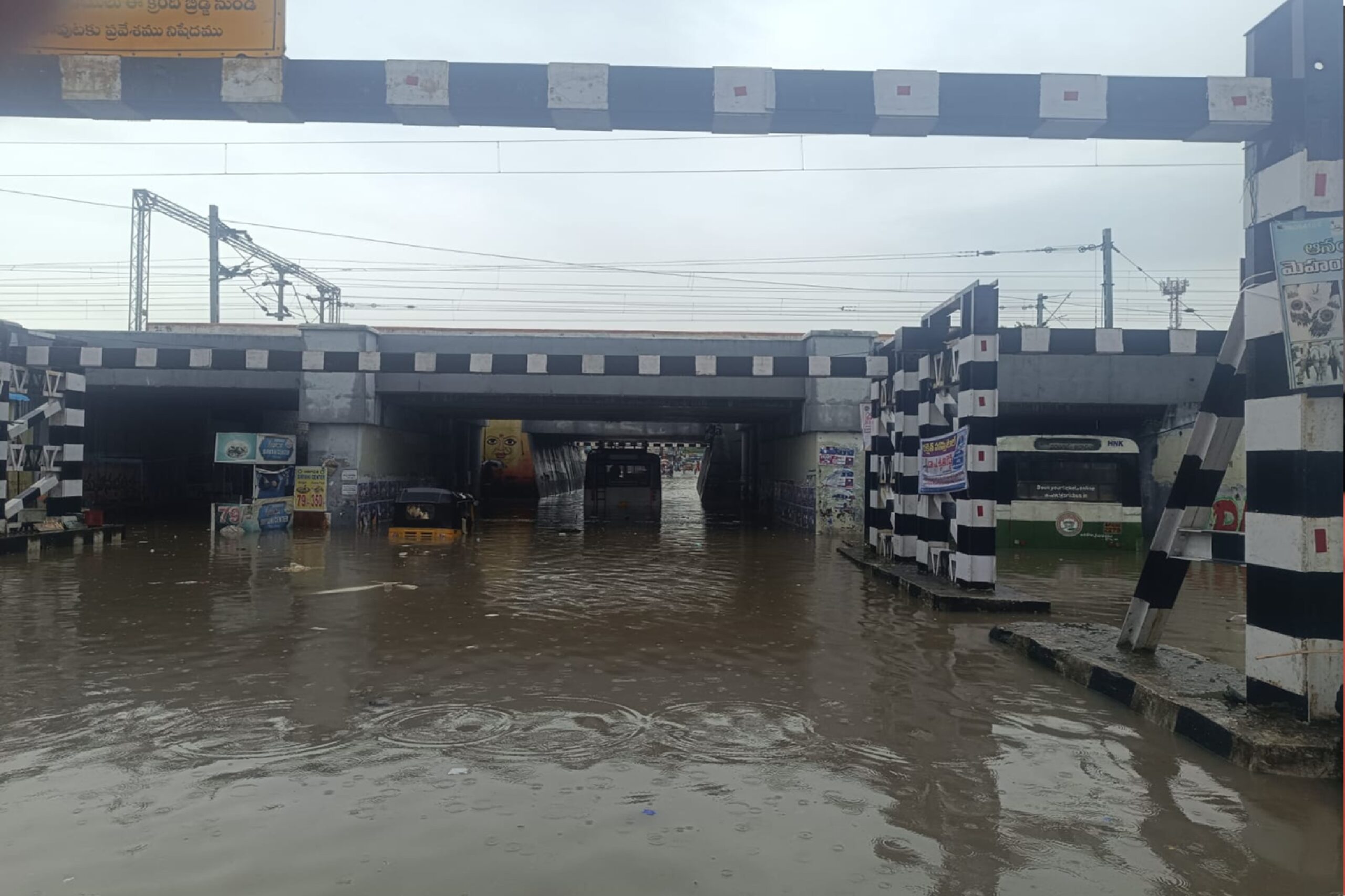 వరంగల్ నగరం జలమయం వరంగల్ నగరం జలమయం