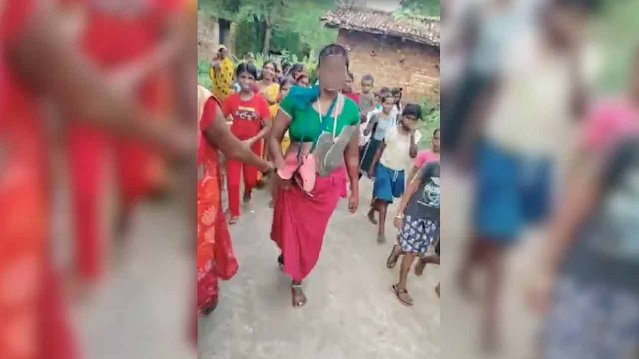 Woman Paraded | ఆ నెపంతో.. మహిళకు చెప్పుల దండేసి అర్ధనగ్నంగా ఊరేగించారు.. Woman Paraded | ఆ నెపంతో.. మహిళకు చెప్పుల దండేసి అర్ధనగ్నంగా ఊరేగించారు..