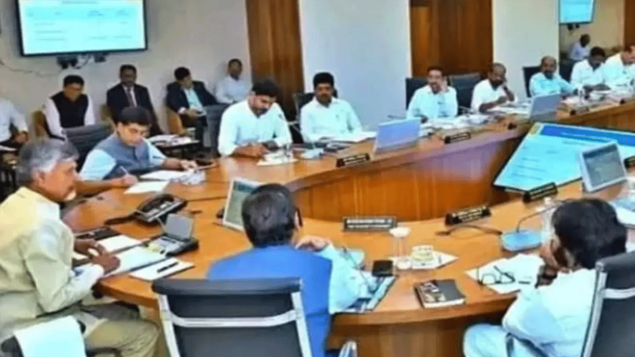 రూ.1.17 లక్షల కోట్ల పెట్టుబడులు..క్యాబినెట్ నిర్ణయాలు వెల్లడించిన మంత్రి పార్థసారథి రూ.1.17 లక్షల కోట్ల పెట్టుబడులు..క్యాబినెట్ నిర్ణయాలు వెల్లడించిన మంత్రి పార్థసారథి