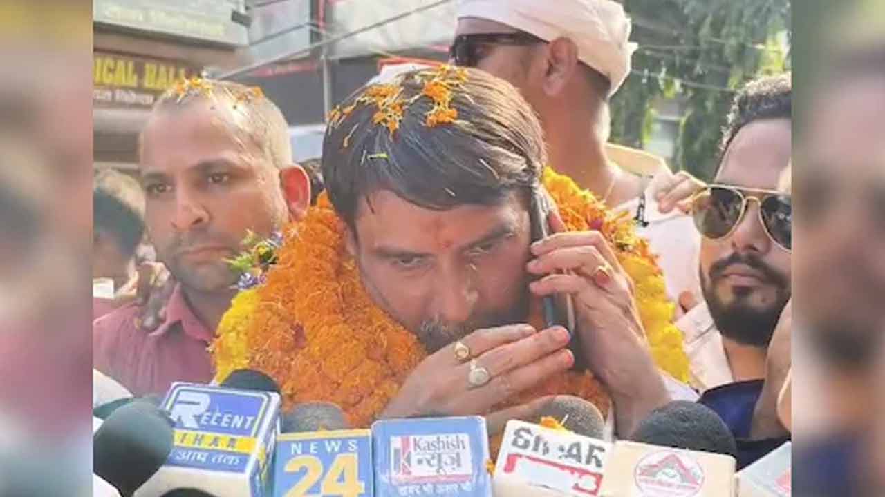 Bihar Assembly Elections | బీహార్ ఎన్నికల్లో షాకింగ్ ఘటన.. నామినేషన్ను ఆపిన ఫోన్ కాల్.. Bihar Assembly Elections | బీహార్ ఎన్నికల్లో షాకింగ్ ఘటన.. నామినేషన్ను ఆపిన ఫోన్ కాల్..