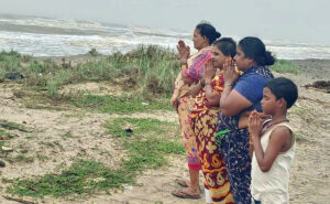 సముద్రాన్ని శాంతించాల్సిందిగా వేడుకుంటున్న తీరప్రాంత వాసులు