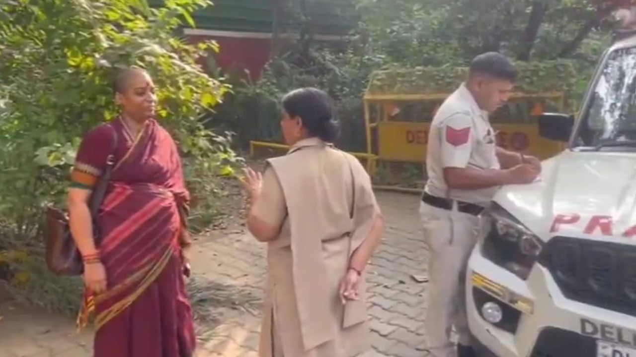 Telangana Bhavan in Delhi | రేవంత్ ఇంటి ముందు అవమానం! ఇక్కడే ఉంటే అరెస్టు చేస్తామని హెచ్చరిక.. కంటతడి పెట్టిన ఐ అండ్ పీఆర్ ఉద్యోగి Telangana Bhavan in Delhi | రేవంత్ ఇంటి ముందు అవమానం! ఇక్కడే ఉంటే అరెస్టు చేస్తామని హెచ్చరిక.. కంటతడి పెట్టిన ఐ అండ్ పీఆర్ ఉద్యోగి
