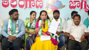 Kavitha Sensation: Telangana Yatra Without KCR’s Photo