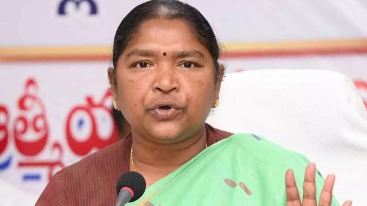 మంత్రుల మధ్య విభేదాలకు త్వరగా ఫుల్స్టాప్.. నేను ఎవరి మీద ఫిర్యాదు చేయలేదు : మంత్రి సీతక్క మంత్రుల మధ్య విభేదాలకు త్వరగా ఫుల్స్టాప్.. నేను ఎవరి మీద ఫిర్యాదు చేయలేదు : మంత్రి సీతక్క
