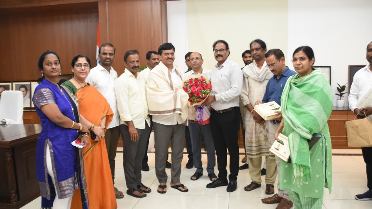 భూ సమస్యల పరిష్కారం కోసం రెవెన్యూలో విప్లవాత్మక సంస్కరణలు : మంత్రి పొంగులేటి భూ సమస్యల పరిష్కారం కోసం రెవెన్యూలో విప్లవాత్మక సంస్కరణలు : మంత్రి పొంగులేటి