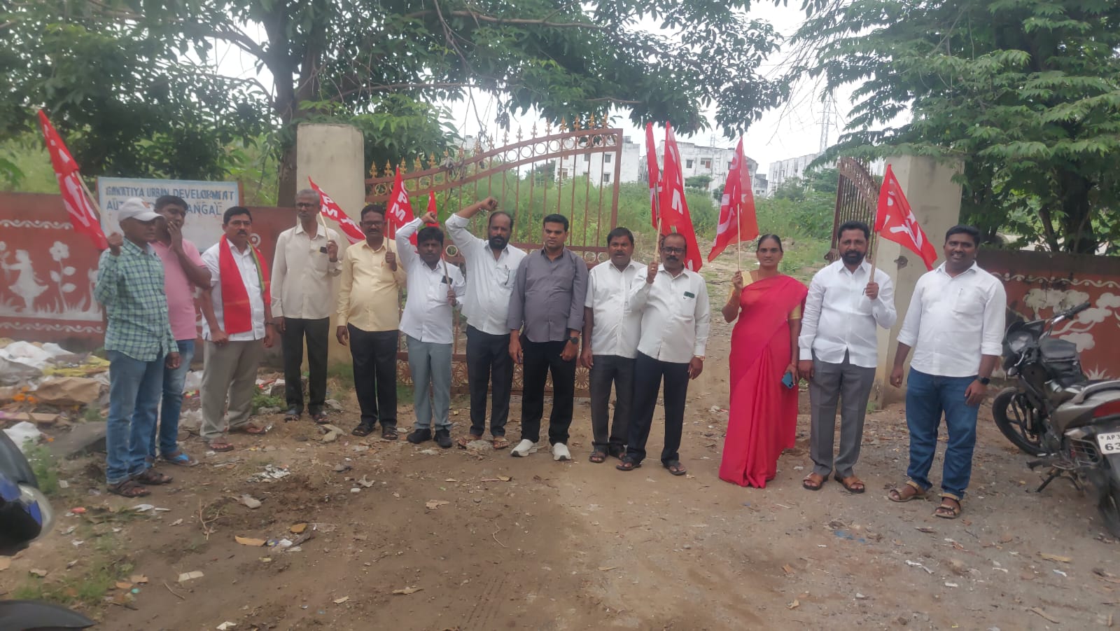 భూ అమ్మకానికి ‘కుడా’ వేలం ప్రకటనపై సీపీఐ(ఎం) ధర్నా భూ అమ్మకానికి ‘కుడా’ వేలం ప్రకటనపై సీపీఐ(ఎం) ధర్నా