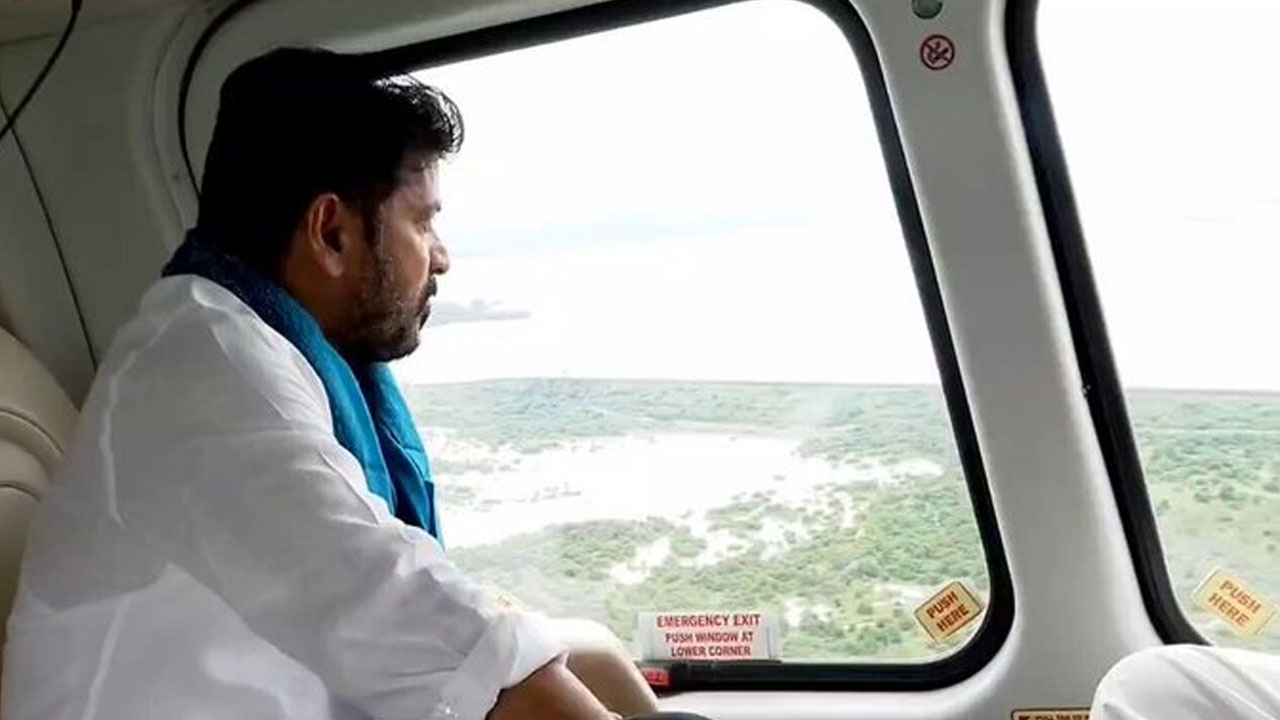 Revanth Reddy : తుపాన్ ప్రాంతాల్లో సీఎం రేవంత్ రెడ్డి ఏరియల్ సర్వే Revanth Reddy : తుపాన్ ప్రాంతాల్లో సీఎం రేవంత్ రెడ్డి ఏరియల్ సర్వే
