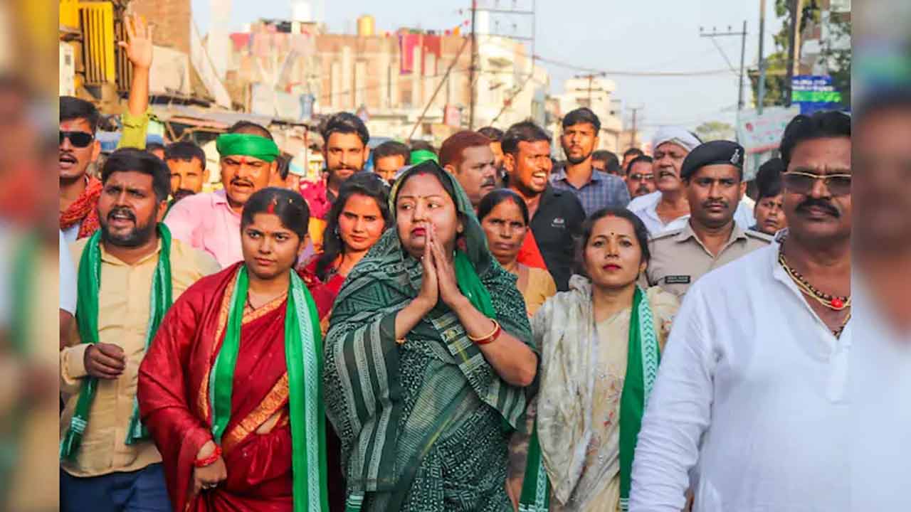 Bihar Assembly Elections | రసకందాయంలో బీహార్ ఎన్నికలు.. భార్యాభర్తల మధ్య పోటాపోటీ..! Bihar Assembly Elections | రసకందాయంలో బీహార్ ఎన్నికలు.. భార్యాభర్తల మధ్య పోటాపోటీ..!