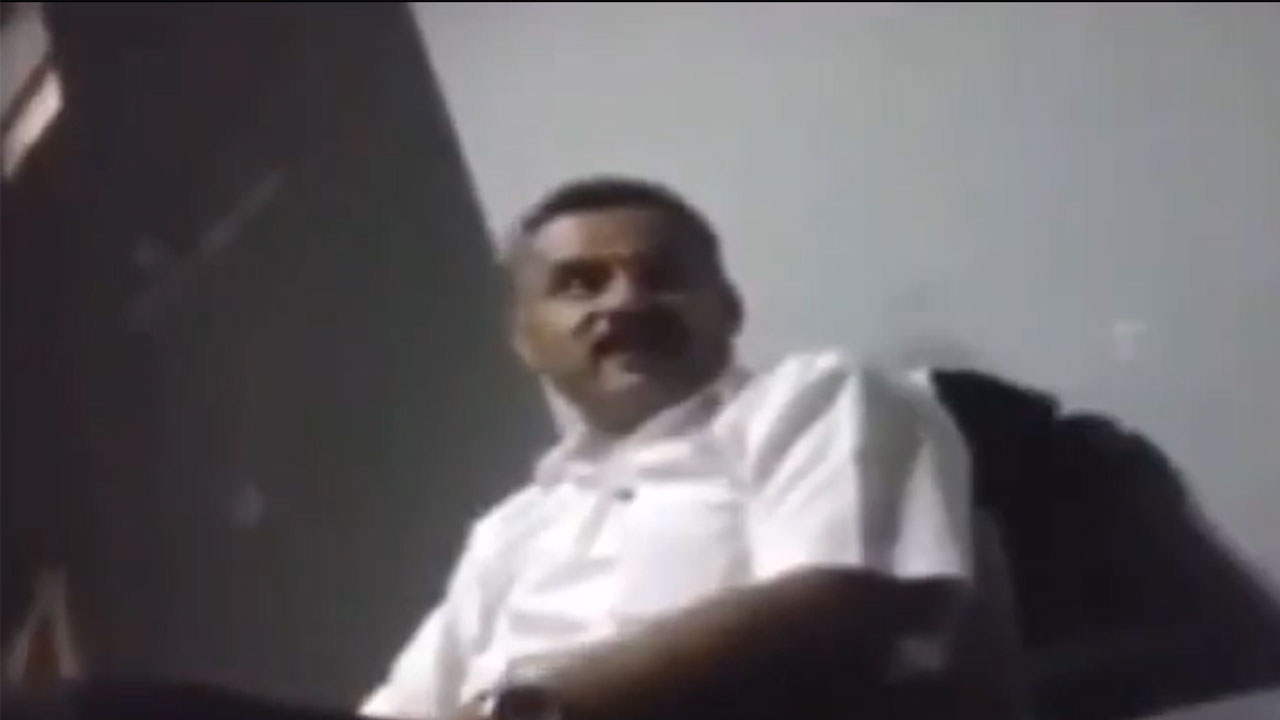 ఆరెస్సెస్ దేశంలోనే అత్యంత అవినీతికర ముఠా అంటున్న బీజేపీ ఎమ్మెల్యే! ఆరెస్సెస్ దేశంలోనే అత్యంత అవినీతికర ముఠా అంటున్న బీజేపీ ఎమ్మెల్యే!