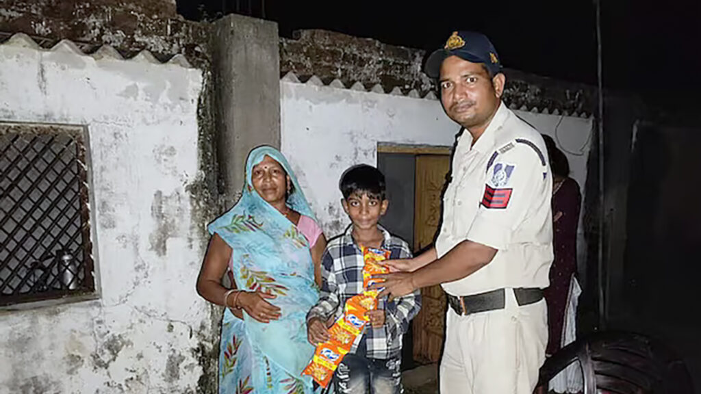 Singrauli police officer comforting a 10-year-old boy who called 112 for ₹20 Kurkure
