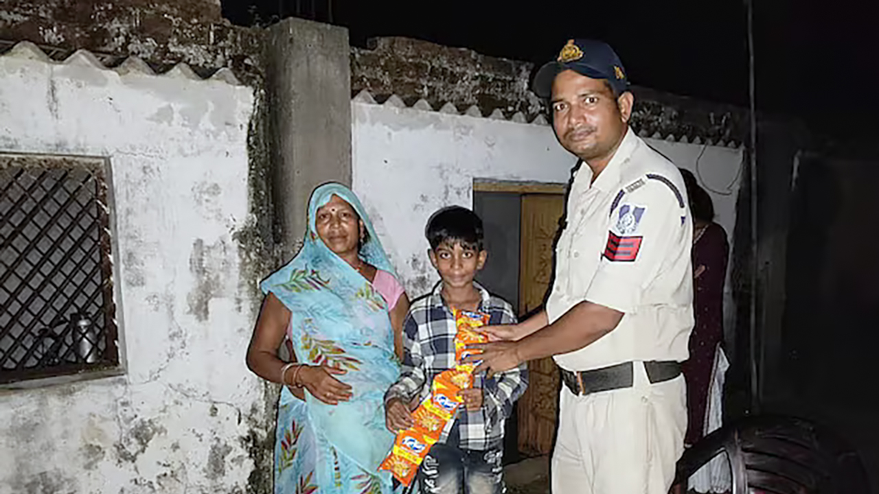 Police complaint on mother | అమ్మ, అక్కపై పోలీసులకు ఓ బుడ్డోడి ఫిర్యాదు! : తక్షణమే స్పందించిన పోలీసులు Police complaint on mother | అమ్మ, అక్కపై పోలీసులకు ఓ బుడ్డోడి ఫిర్యాదు! : తక్షణమే స్పందించిన పోలీసులు