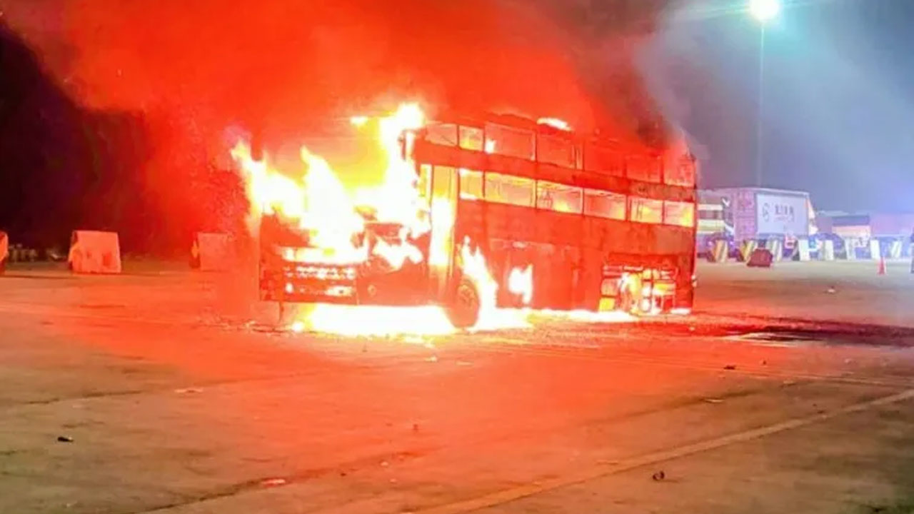 Bus Tragedy | మరో స్లీపర్ బస్లో చెలరేగిన మంటలు.. తప్పిన పెను ప్రమాదం Bus Tragedy | మరో స్లీపర్ బస్లో చెలరేగిన మంటలు.. తప్పిన పెను ప్రమాదం