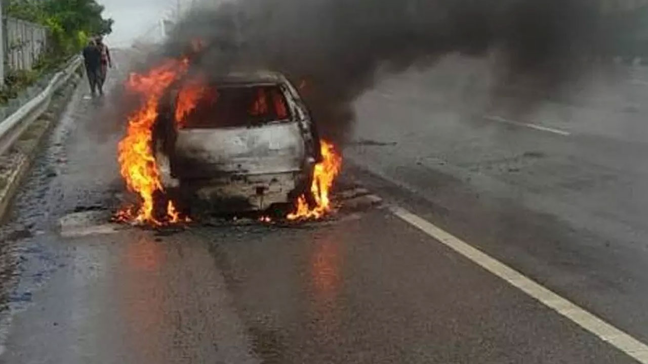 Car Catches Fire On ORR : ఔటర్ రింగ్ రోడ్డుపై కారులో మంటలు..తప్పిన ప్రాణనష్టం Car Catches Fire On ORR : ఔటర్ రింగ్ రోడ్డుపై కారులో మంటలు..తప్పిన ప్రాణనష్టం