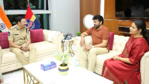 నగర కమిషనర్​ సజ్జనార్​ తనను కలిసిన మెగాస్టార్​ చిరంజీవితో ముచ్చటిస్తున్న దృశ్యం. పక్కన చిరంజీవి కుమార్తె సుస్మిత కూడా ఉన్నారు.