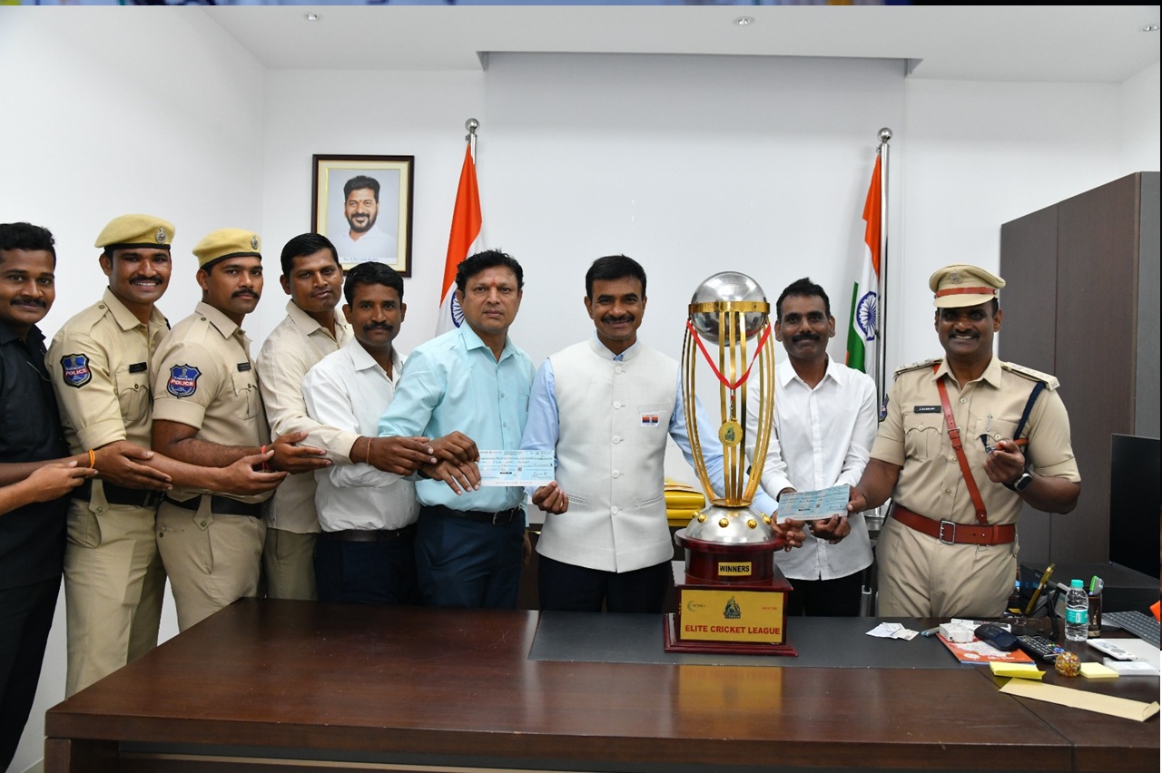 పోలీసు సంక్షేమ నిధికి రూ. 8 లక్షల విరాళం పోలీసు సంక్షేమ నిధికి రూ. 8 లక్షల విరాళం