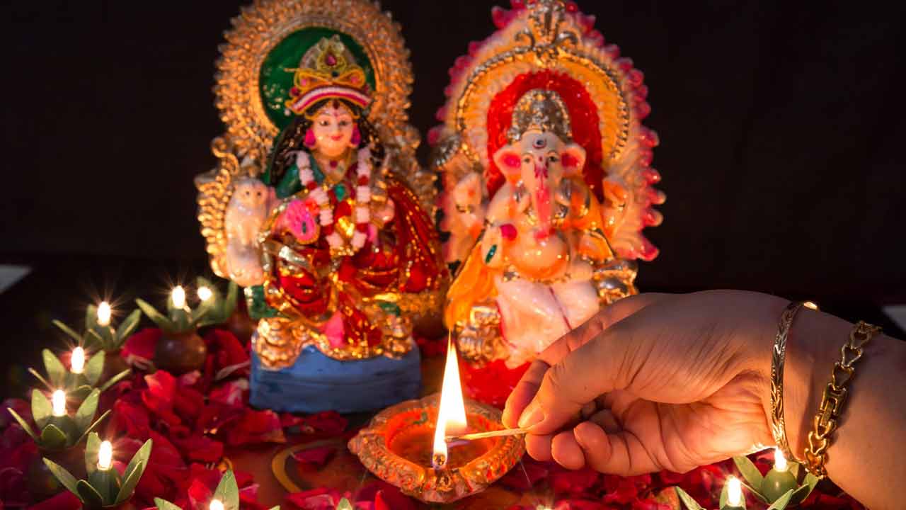 Diwali | దీపావళి వేళ నలుపు రంగు దుస్తులు ధరించొచ్చా..? Diwali | దీపావళి వేళ నలుపు రంగు దుస్తులు ధరించొచ్చా..?