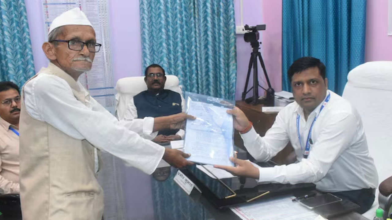 72 Years Bihar Farmer Enters Bihar Elections | బీహార్ ఎన్నికల బరిలో 72ఏళ్ల రైతు.. గెలిస్తే ఉచిత విద్య అందిస్తానని హామీ 72 Years Bihar Farmer Enters Bihar Elections | బీహార్ ఎన్నికల బరిలో 72ఏళ్ల రైతు.. గెలిస్తే ఉచిత విద్య అందిస్తానని హామీ