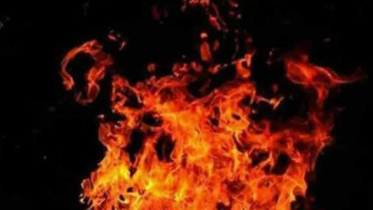 Hyderabad | మద్యం మత్తులో గొడవ.. పెట్రోల్ పోసి నిప్పంటించిన స్నేహితుడు Hyderabad | మద్యం మత్తులో గొడవ.. పెట్రోల్ పోసి నిప్పంటించిన స్నేహితుడు