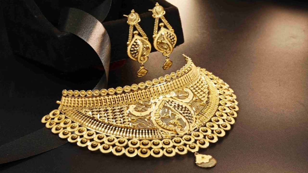 దిగి వస్తున్న బంగారం ధరలు Gold Price Drops Again