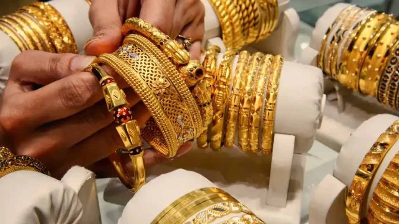 Gold Rates | రికార్డు స్థాయిలో దూసుకెళ్తున్న బంగారం ధరలు.. హైదరాబాద్లో తులం రూ. లక్షా 29 వేలు Gold Rates | రికార్డు స్థాయిలో దూసుకెళ్తున్న బంగారం ధరలు.. హైదరాబాద్లో తులం రూ. లక్షా 29 వేలు