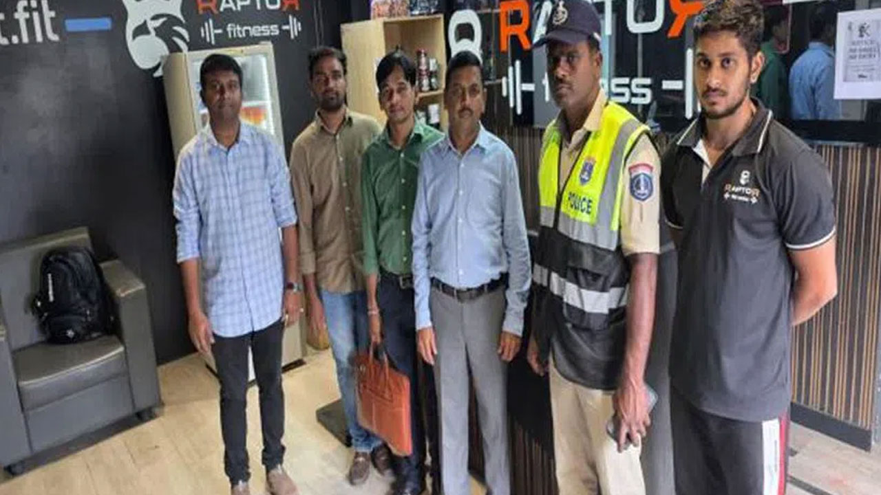 Gym | కండలు పెంచేందుకు స్టెరాయిడ్స్.. జిమ్లపై పోలీసుల దాడులు! Gym | కండలు పెంచేందుకు స్టెరాయిడ్స్.. జిమ్లపై పోలీసుల దాడులు!