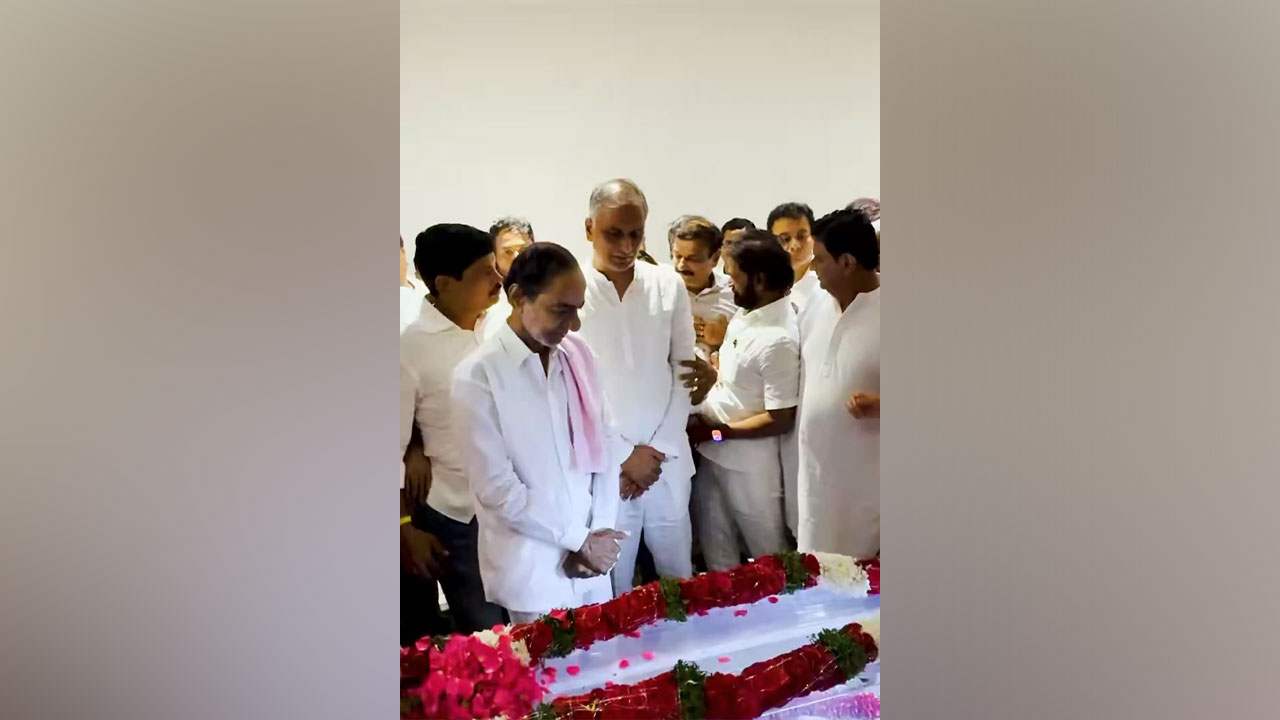 హరీశ్ రావు తండ్రికి కేసీఆర్ నివాళి KCR Pays Condolences To Tanneeru Satyanarayana