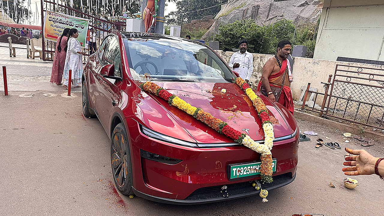 Vahan Puja for Tesla | టెస్లా ఐనా సరే – వాహన పూజ చేయకపోతే 5 స్టార్ సేఫ్టీ రేటింగ్ రాదు: హైదరాబాద్ వ్యక్తి వైరల్ పోస్ట్! Vahan Puja for Tesla | టెస్లా ఐనా సరే – వాహన పూజ చేయకపోతే 5 స్టార్ సేఫ్టీ రేటింగ్ రాదు: హైదరాబాద్ వ్యక్తి వైరల్ పోస్ట్!