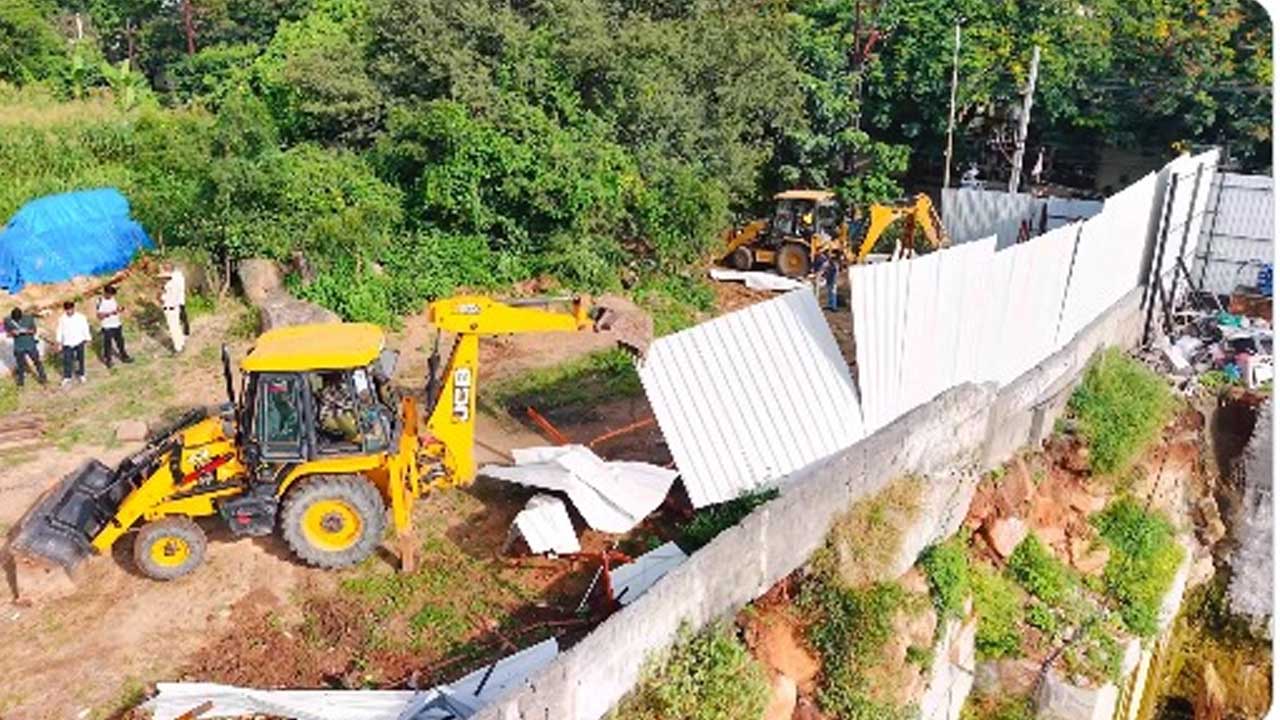 Hydra| బంజారాహిల్స్ లో రూ. 750 కోట్ల ప్రభుత్వ భూమిని కాపాడిన హైడ్రా Hydra| బంజారాహిల్స్ లో రూ. 750 కోట్ల ప్రభుత్వ భూమిని కాపాడిన హైడ్రా
