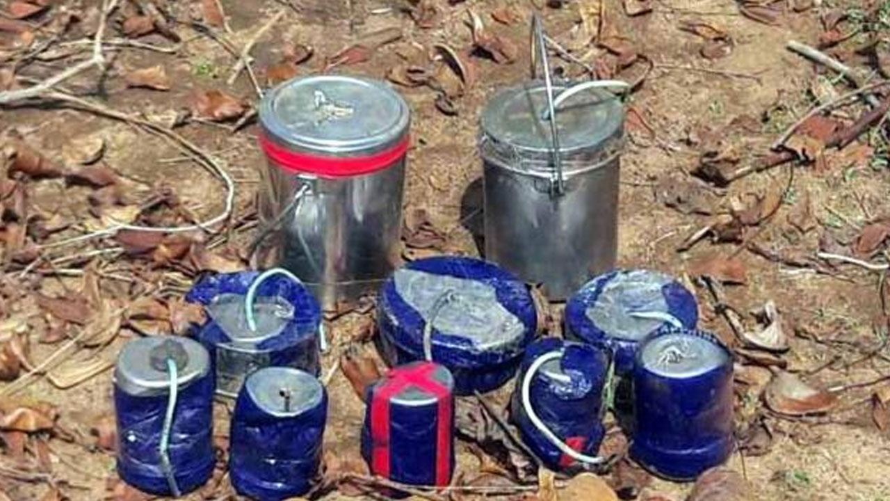 40 Kg IED Defused : మావోయిస్టుల 40కిలోల ఐఈడీ నిర్వీర్యం 40 Kg IED Defused : మావోయిస్టుల 40కిలోల ఐఈడీ నిర్వీర్యం