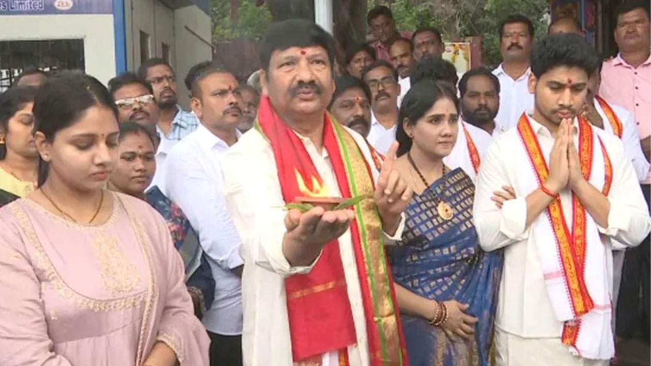 Jogi Ramesh : దుర్గమ్మ సాక్షిగా మాజీ మంత్రి జోగు రమేష్ ప్రమాణం Jogi Ramesh : దుర్గమ్మ సాక్షిగా మాజీ మంత్రి జోగు రమేష్ ప్రమాణం