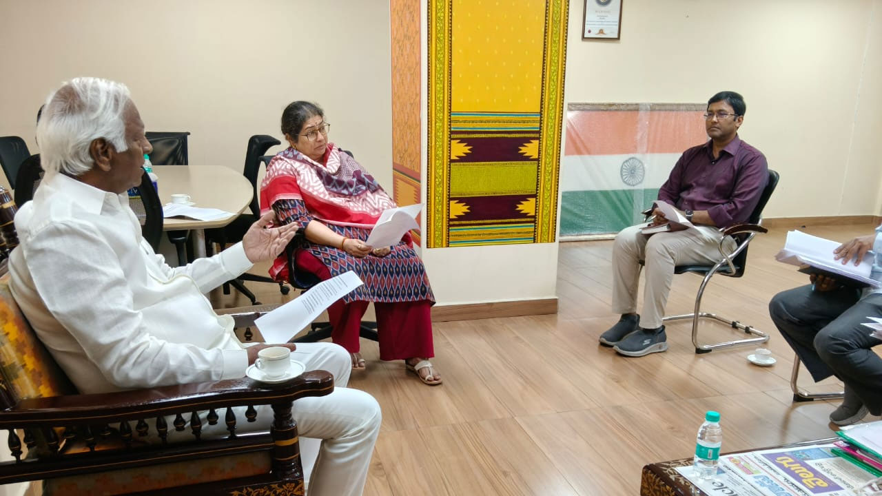 MLC Kadiyam | మంత్రిని కలవకుండా ఆఫీసర్లతో కడియం..దేవాదాయ శాఖ అధికారులతో సమావేశం MLC Kadiyam | మంత్రిని కలవకుండా ఆఫీసర్లతో కడియం..దేవాదాయ శాఖ అధికారులతో సమావేశం