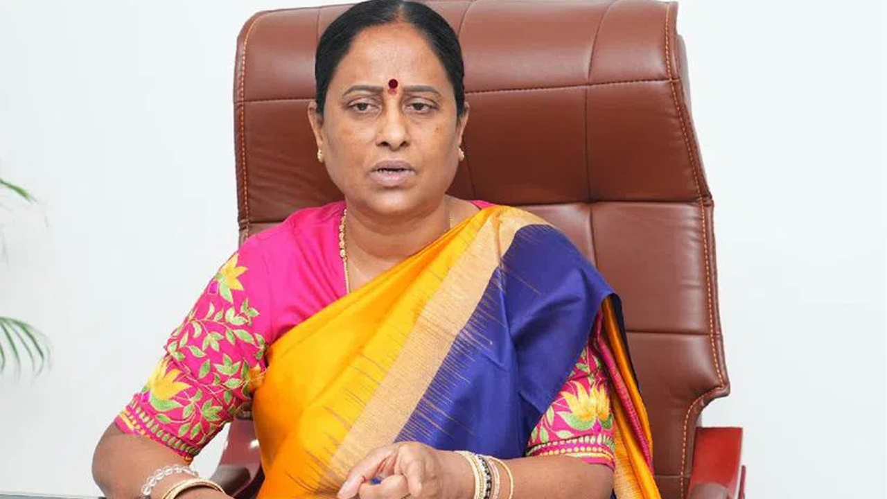Konda Surekha Meets Meenakshi Natarajan | మీనాక్షి నటరాజన్ వద్దకు మంత్రి సురేఖ దంపతులు Konda Surekha Meets Meenakshi Natarajan | మీనాక్షి నటరాజన్ వద్దకు మంత్రి సురేఖ దంపతులు