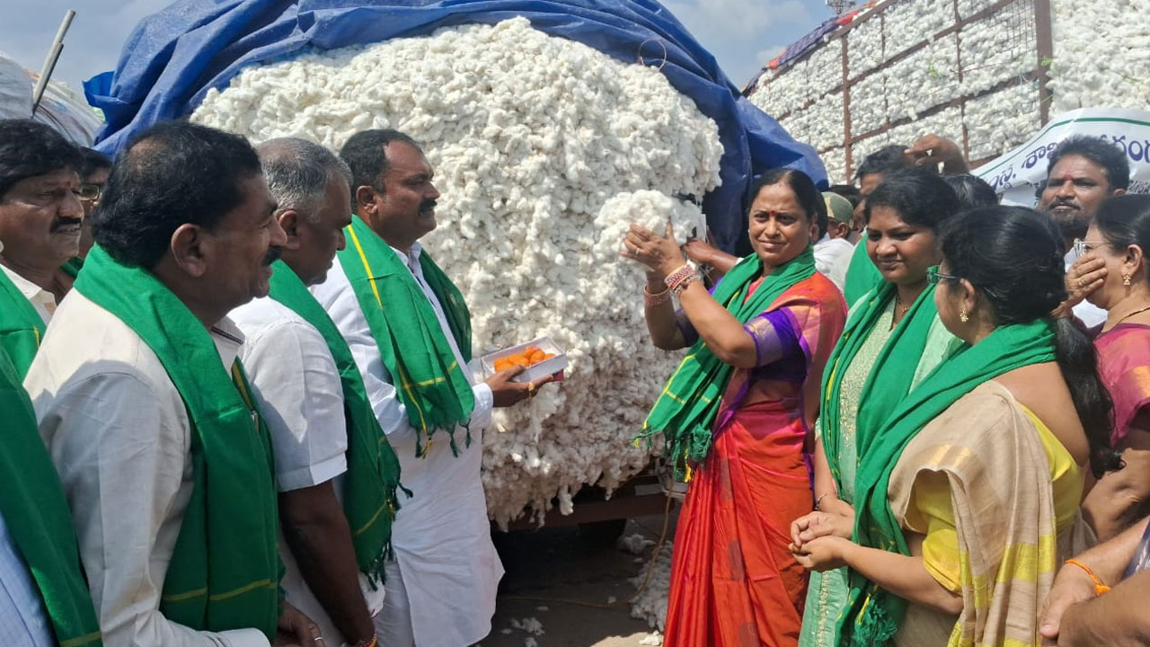 Konda Surekha : రైతు సంతోషంగా ఉంటే రాష్టం సుభిక్షం Konda Surekha : రైతు సంతోషంగా ఉంటే రాష్టం సుభిక్షం