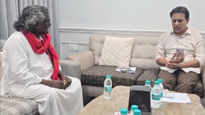 కేటీఆర్‌ రంగారెడ్డి జిల్లా కలెక్టర్‌ నారాయణరెడ్డికి ఫోన్‌ చేసి మొగులయ్య భూమి సమస్యను పరిష్కరించాలని సూచించారు