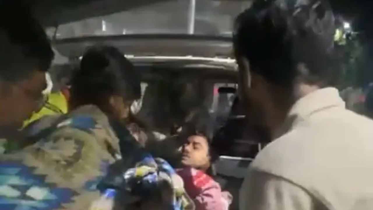Law Student | న్యాయ విద్యార్థిపై కత్తిపోట్లు.. తలకు 15 కుట్లు.. Law Student | న్యాయ విద్యార్థిపై కత్తిపోట్లు.. తలకు 15 కుట్లు..