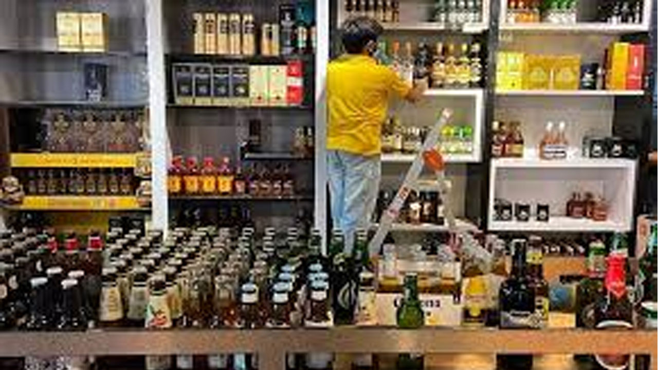 Liquor Shop License | తెలంగాణలో మద్యం షాపుల డ్రాకు హైకోర్టు గ్రీన్ సిగ్నల్ Liquor Shop License | తెలంగాణలో మద్యం షాపుల డ్రాకు హైకోర్టు గ్రీన్ సిగ్నల్