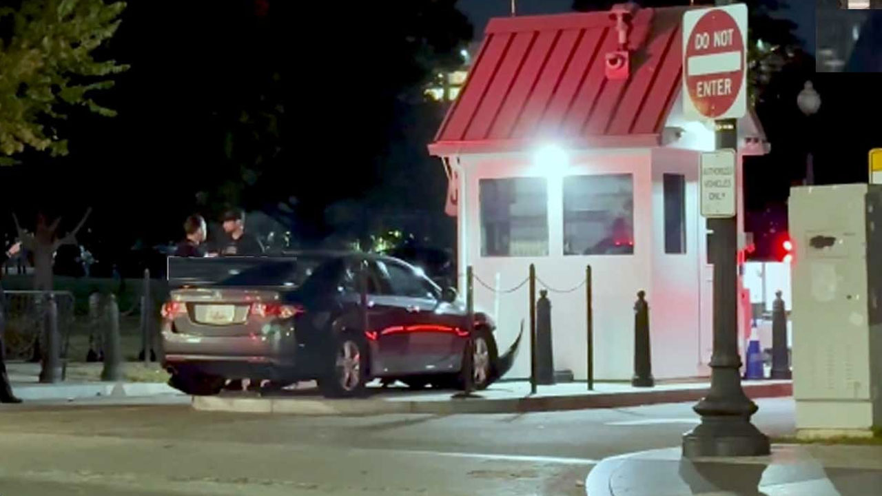 White House Car Crash : వైట్ హౌస్ ను ఢీ కొట్టిన కారు..ట్రంప్ అందులోనే! White House Car Crash : వైట్ హౌస్ ను ఢీ కొట్టిన కారు..ట్రంప్ అందులోనే!