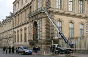 Thieves entered into the Apollo gallery with this machanical ladder