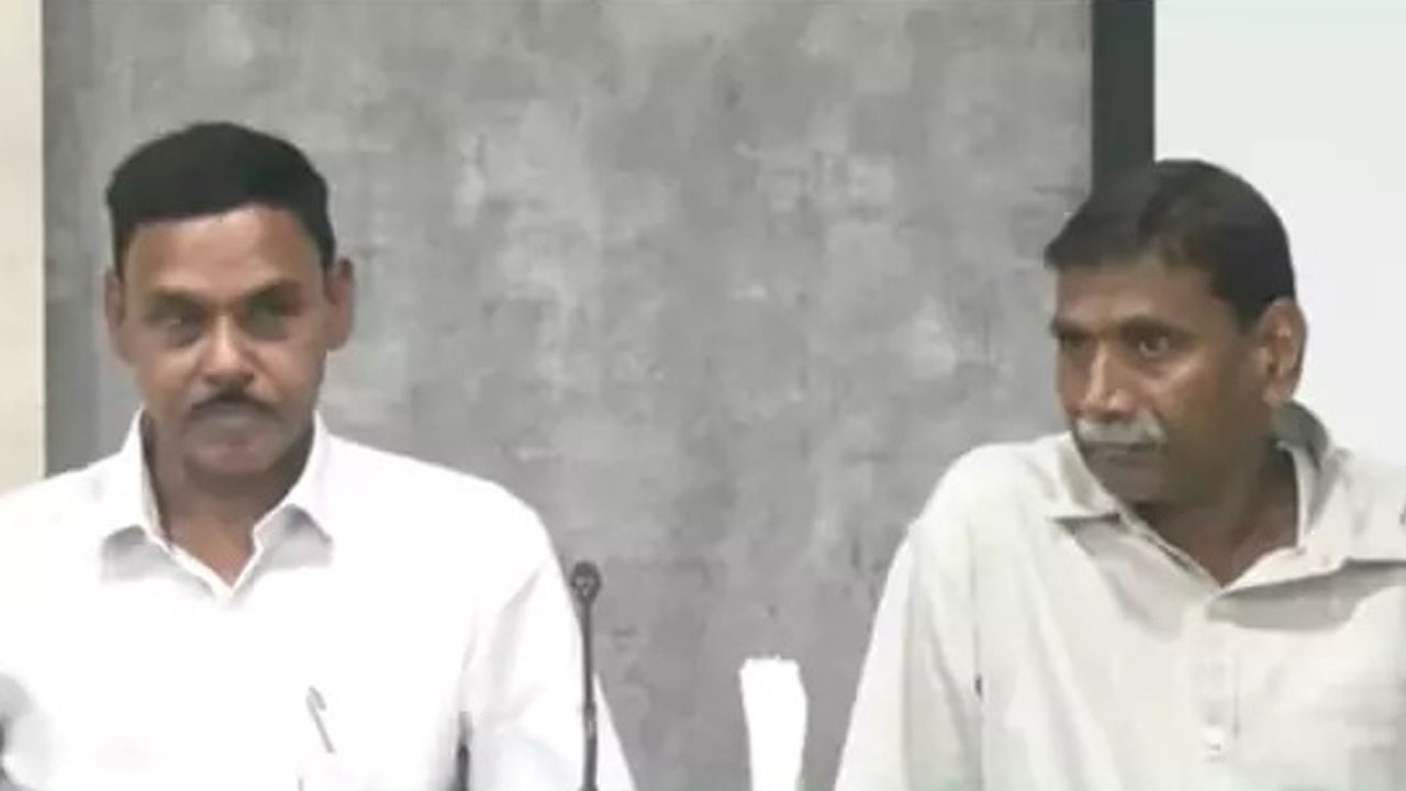 Maoists Bandi Prakash And Pulluri Prasad Rao Surrender | బండి ప్రకాశ్..పుల్లూరి ప్రసాద్ రావులు లొంగుబాటు : డీజీపీ Maoists Bandi Prakash And Pulluri Prasad Rao Surrender | బండి ప్రకాశ్..పుల్లూరి ప్రసాద్ రావులు లొంగుబాటు : డీజీపీ