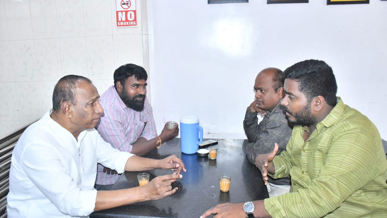 BRS Mata Muchata Campaign | జూబ్లీహిల్స్ లో బీఆర్ఎస్ ‘మాట-ముచ్చట’తో వినూత్న ప్రచారం BRS Mata Muchata Campaign | జూబ్లీహిల్స్ లో బీఆర్ఎస్ ‘మాట-ముచ్చట’తో వినూత్న ప్రచారం