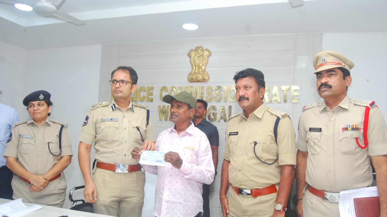 maoist-leader-manda-ruben-surrenders-before-warangal-commissioner