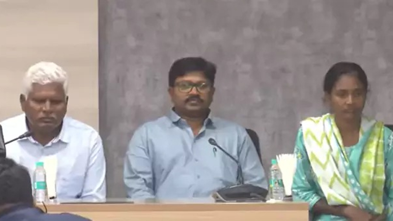 Maoist Leaders Surrender Before TG Police | డీజీపీ ముందు లొంగిపోయిన మావోయిస్టు కీలక నేతలు Maoist Leaders Surrender Before TG Police | డీజీపీ ముందు లొంగిపోయిన మావోయిస్టు కీలక నేతలు
