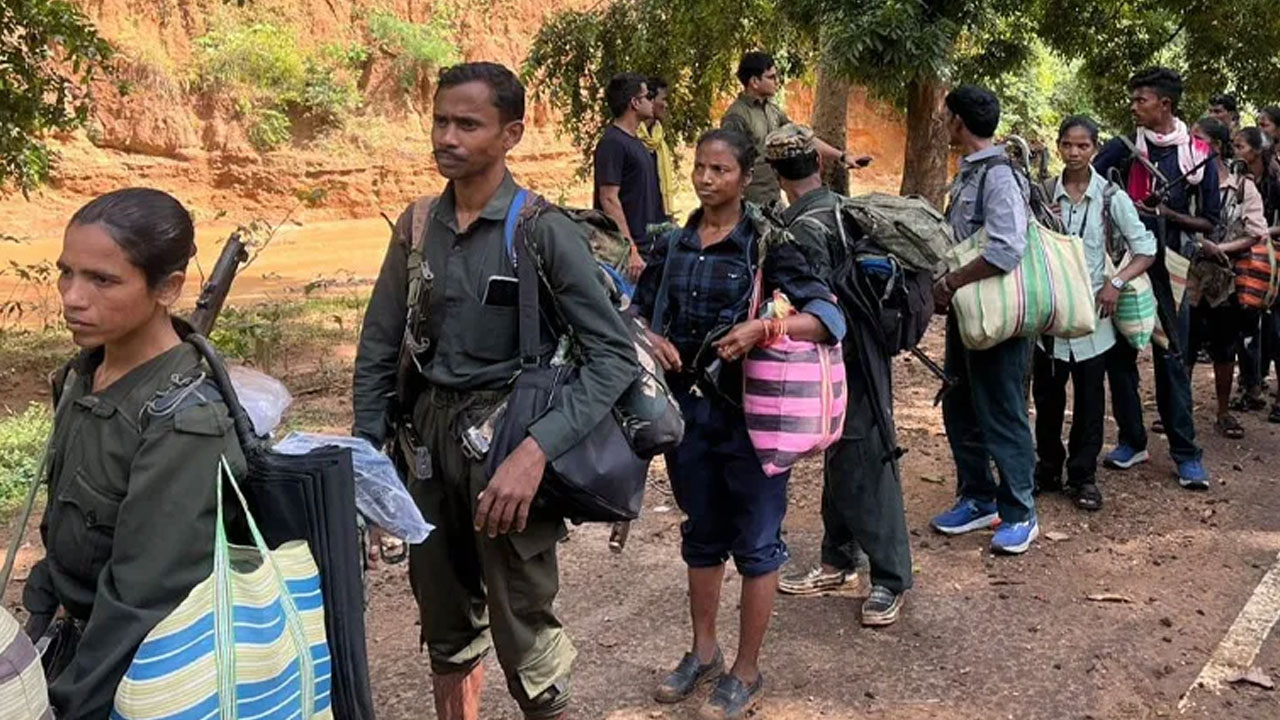 Maoist Surrender | మావోయిస్టు పార్టీకి మరో ఎదురుదెబ్బ.. 21 మంది నక్సల్స్ లొంగుబాటు Maoist Surrender | మావోయిస్టు పార్టీకి మరో ఎదురుదెబ్బ.. 21 మంది నక్సల్స్ లొంగుబాటు